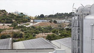 La planta fotovoltaica de Estrella de Levante genera la energía equivalente a la necesaria en cien hogares para un año