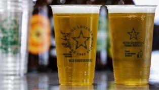 Estrella de Levante estrena sus vasos cien por cien biodegradables para festivales y eventos